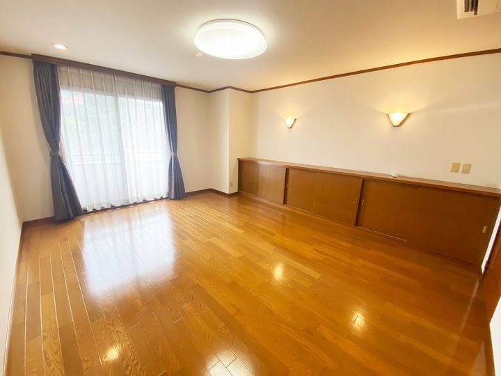 綾部ビルの居間