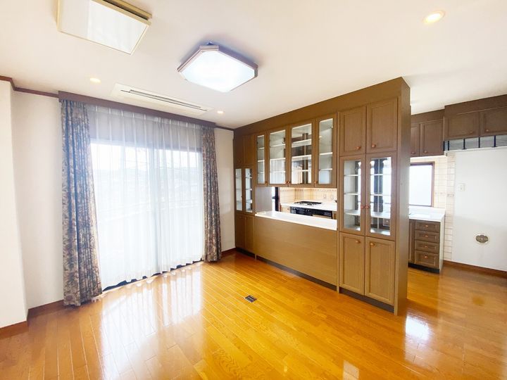 綾部ビルの居間