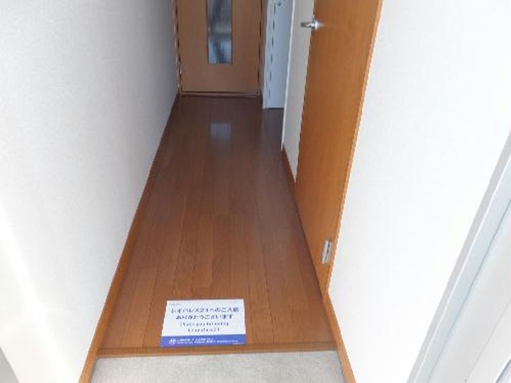 レオパレスアロマ赤坂IIの玄関