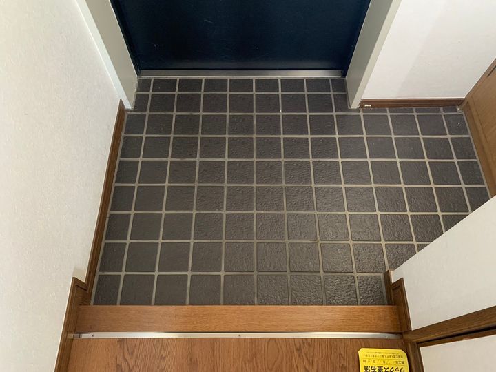 メゾンドール貴富称の玄関