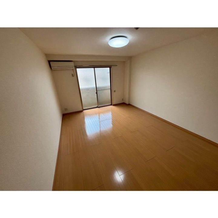 アンプルール フェール ヒカリ櫻代の居間