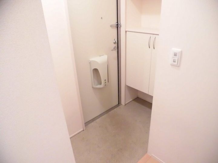 アークパレ B棟の玄関