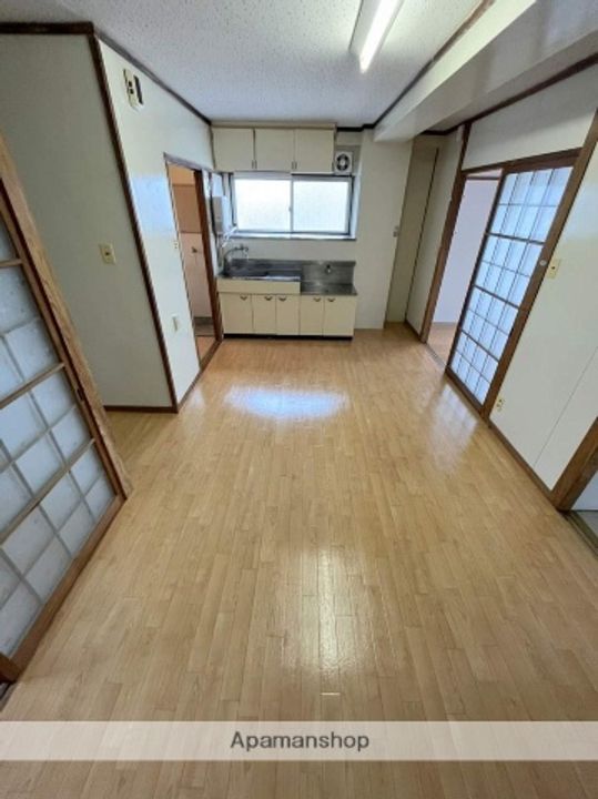 小松ビルの居間