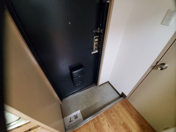 ワンフラーリッシュ西宮の玄関