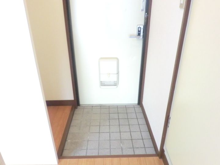 メゾンササキ2の玄関