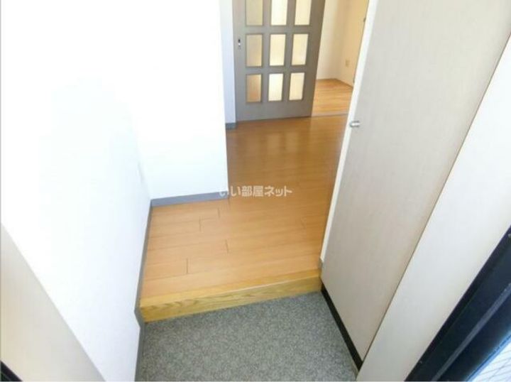 河辺マンションの玄関