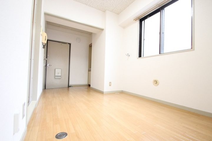 八幡ビルの居間