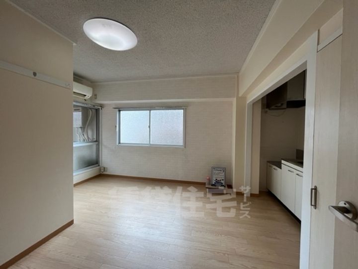 大栄ビルの居間