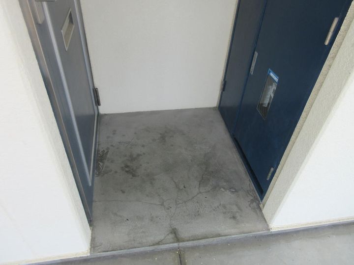 親和ハイツの玄関