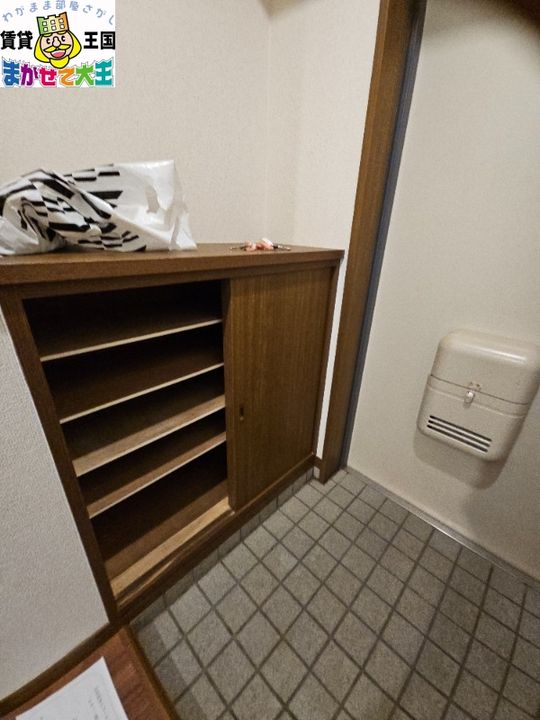 サンタヒルズマンションの玄関