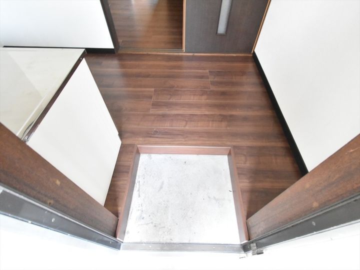 コーポ中丸の玄関