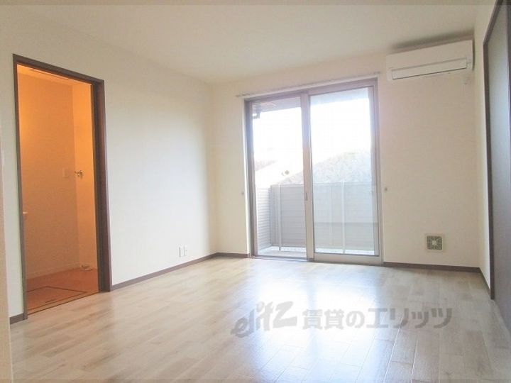 エミネンス亀岡の居間