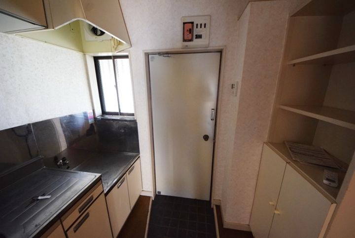 アシカワコーポB号棟の玄関