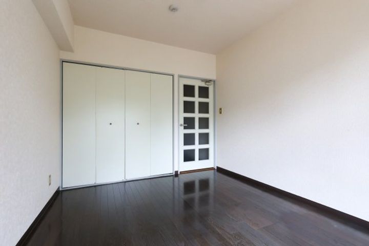 協栄マンションOYAMAの居間