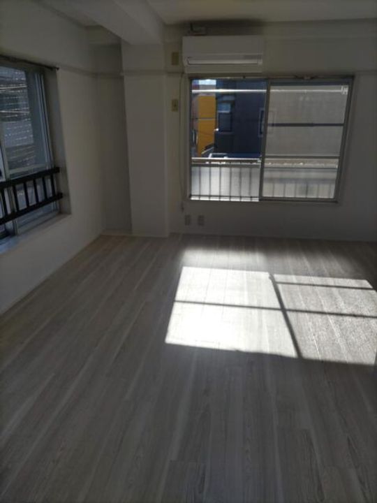 第2ニイツビルの居間