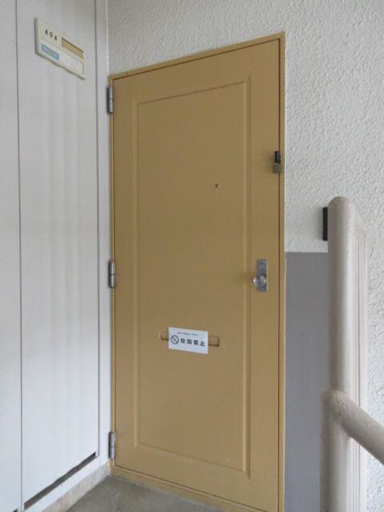 ポプラヶ丘コープ5号棟の玄関