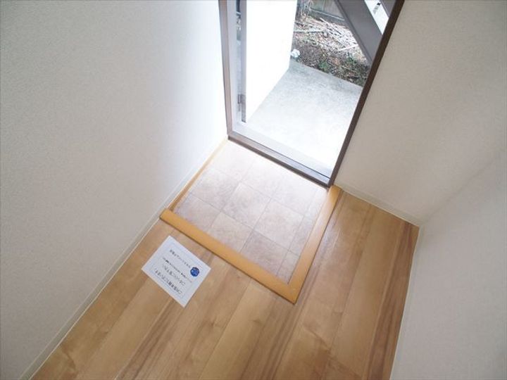 シティハイムワカクサの玄関