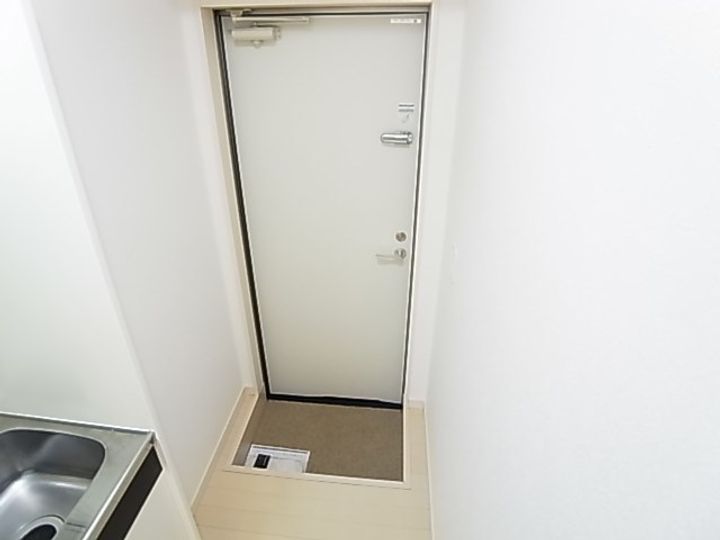 ブルーデルの玄関