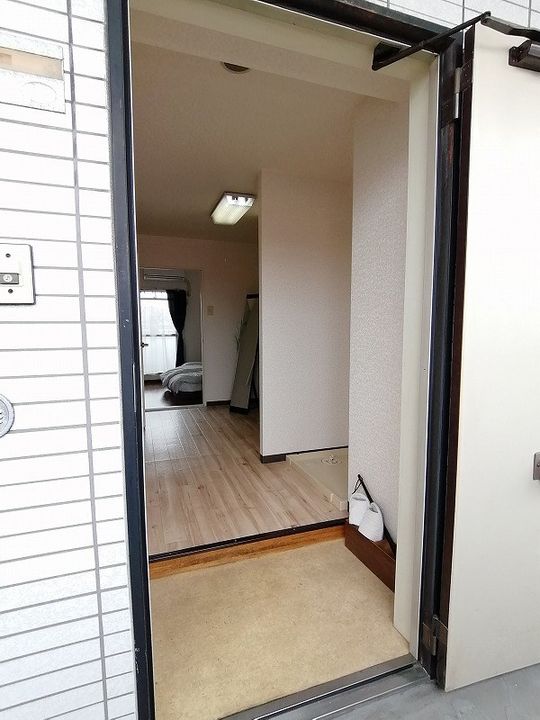 ホワイトパレス万年青の玄関