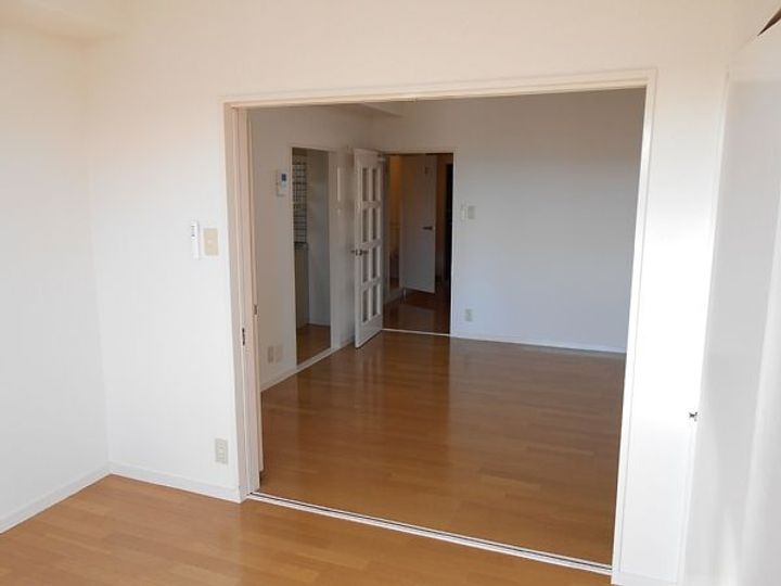 ミレニアム表台の居間