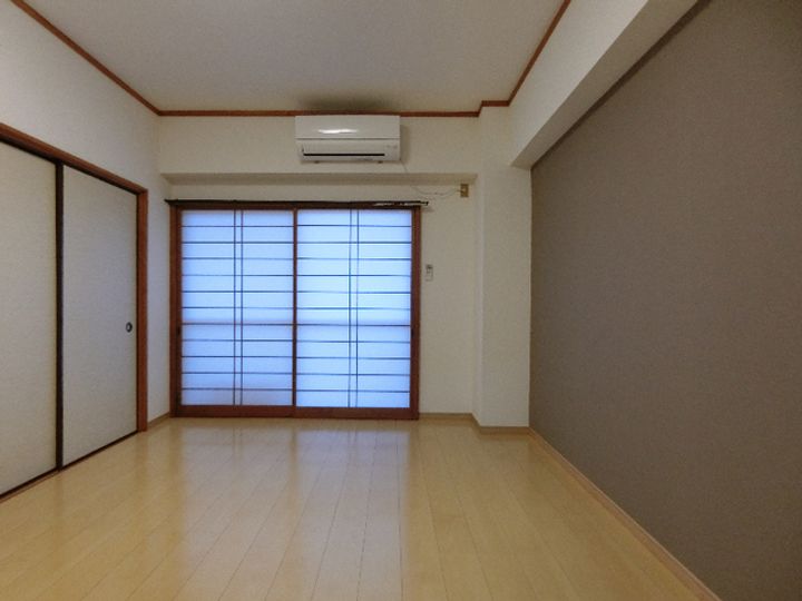 大庭マンションの居間