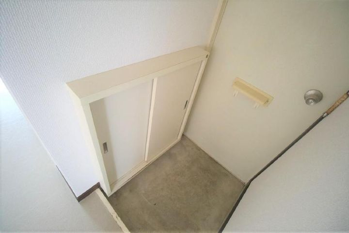 岩田ハイツB棟の玄関