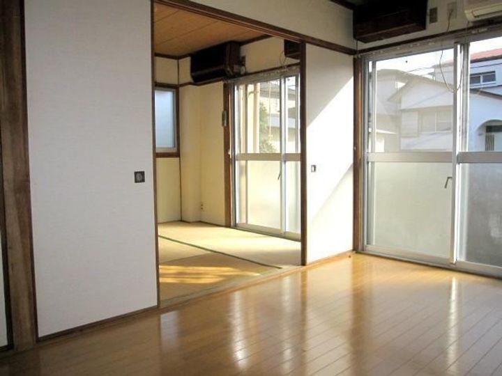 鳥原アパートの居間