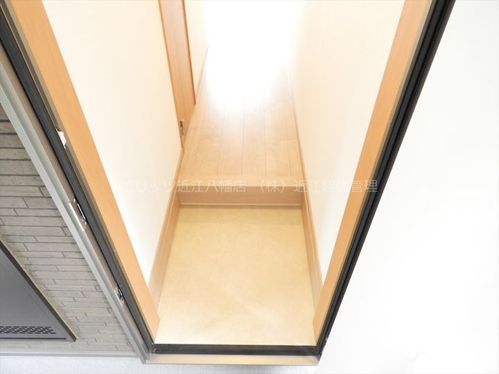 鷹飼マンションの玄関