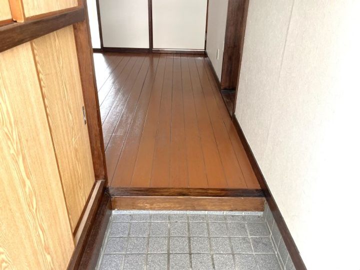 ミヤシロビルの玄関