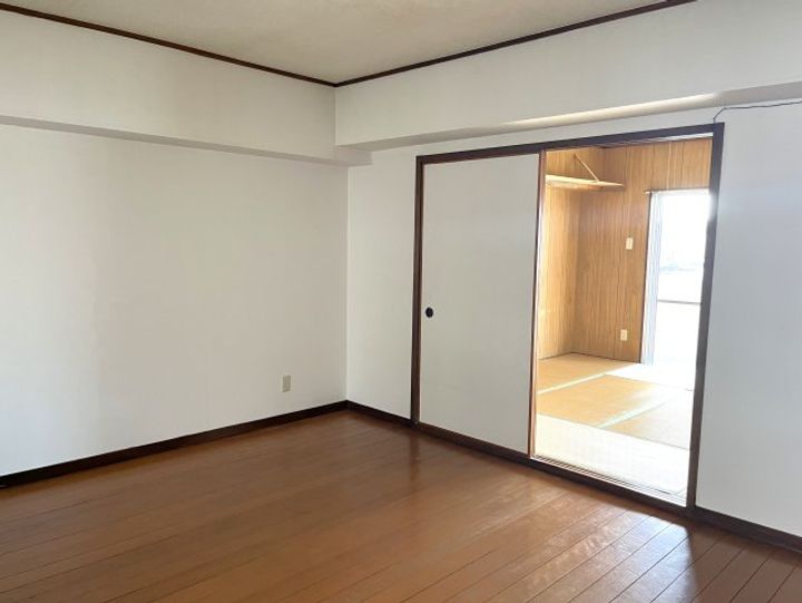 ミヤシロビルの居間