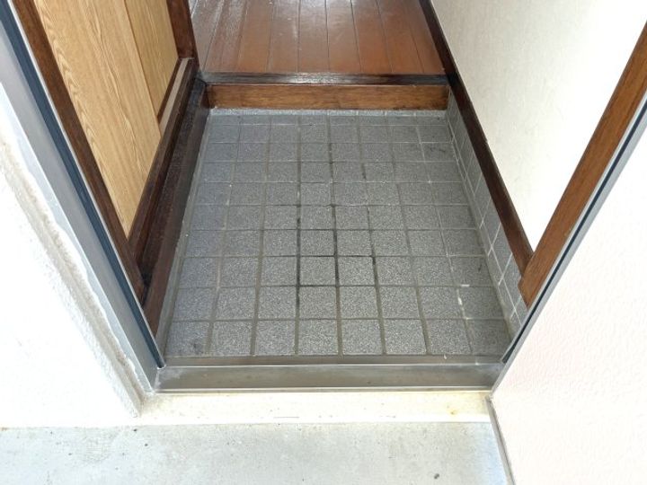 ミヤシロビルの玄関