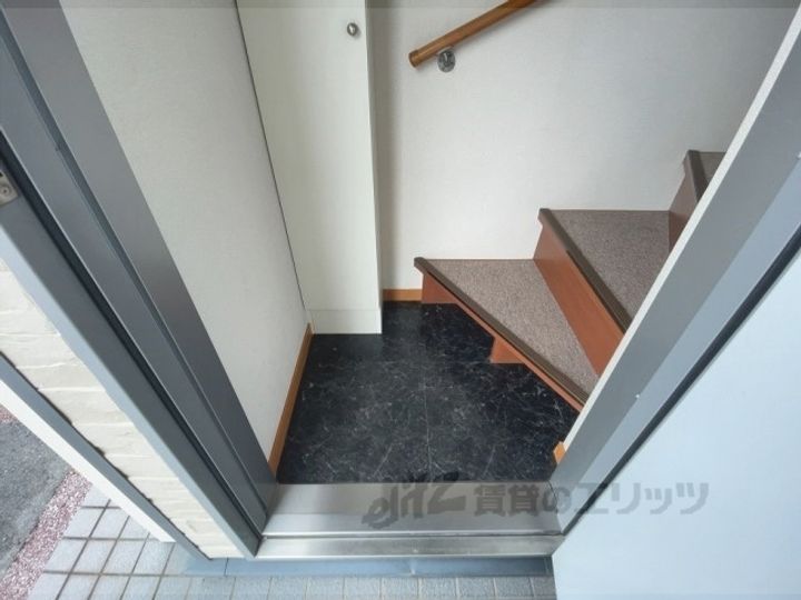 レオパレス彦根の玄関