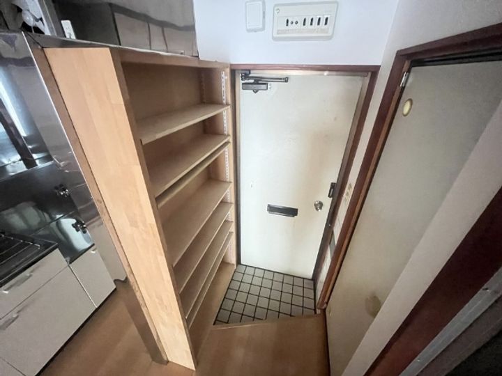 ロイヤル薊野の玄関