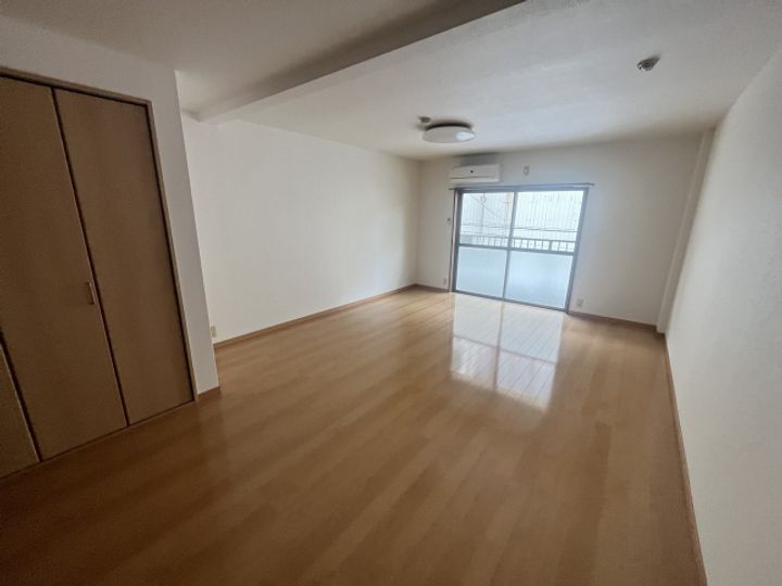 ロイヤル薊野の居間