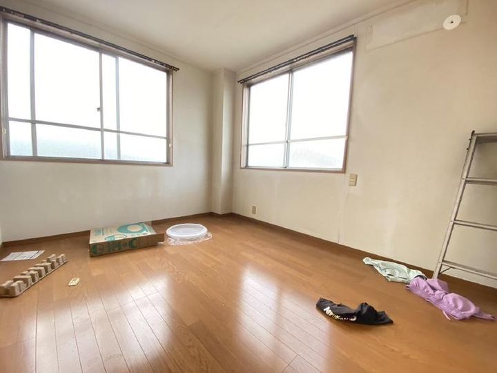 新井マンションの居間