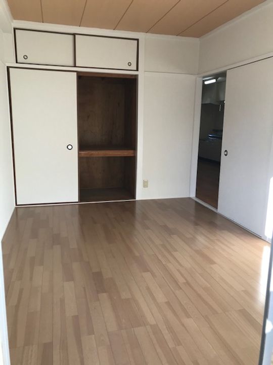 安部ビルの居間