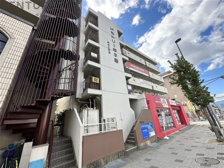 ドミトリー甲子園の外観