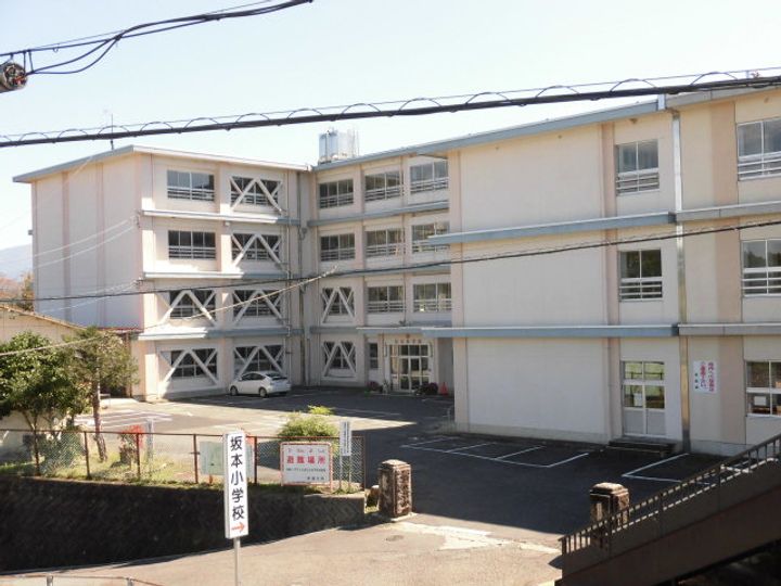 カノッサ茄子川の周辺