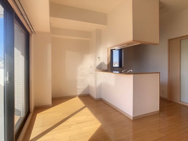 ホワイトアパートメントの居間