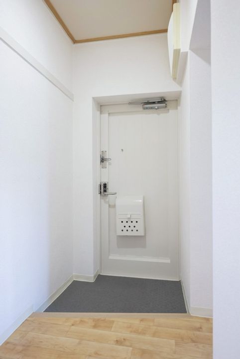 UR鶴山台の玄関