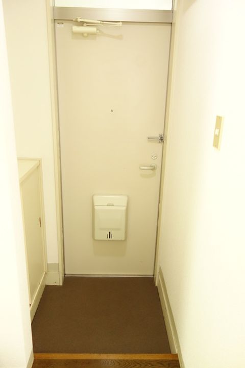 新栄ハイツJ棟の玄関