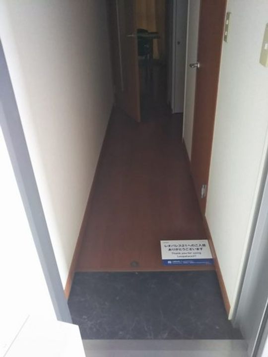 レオパレスサンモリッツの玄関