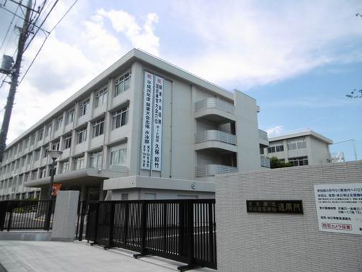 ラカーサツリートップスの周辺