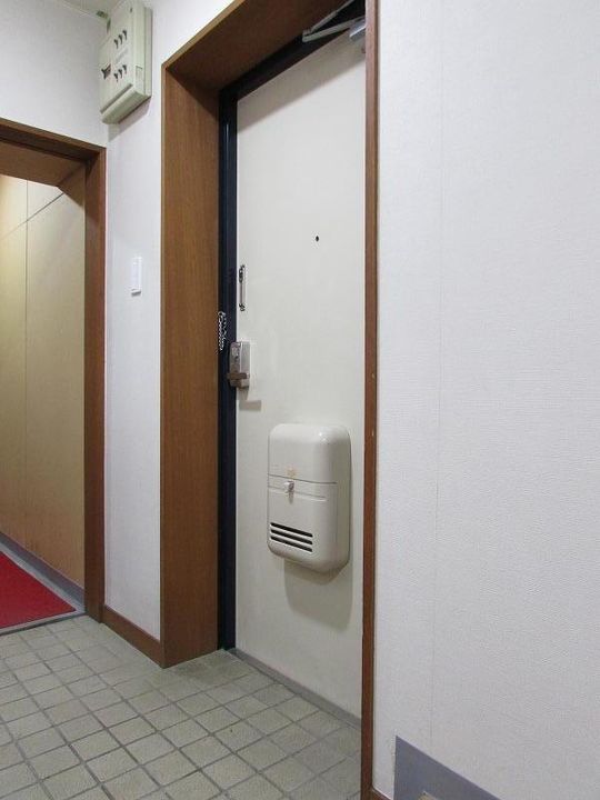 ドミール十條Aの玄関