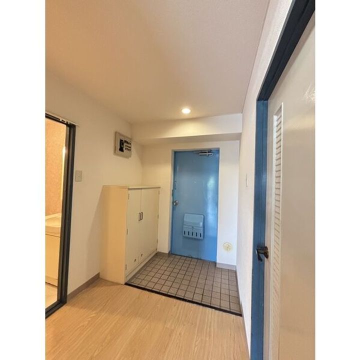 コーポクレサンテームの玄関