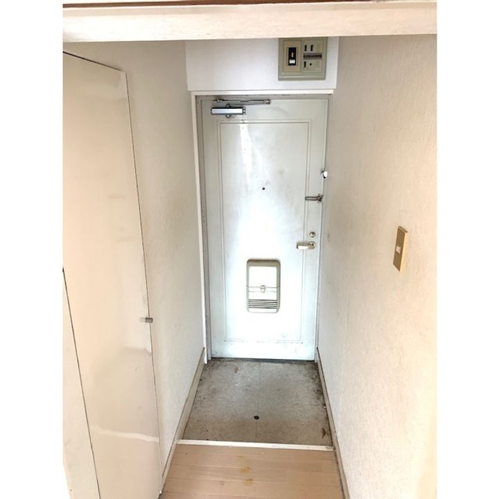 アルファビルの玄関