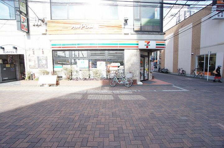 ドミ・クレインの周辺