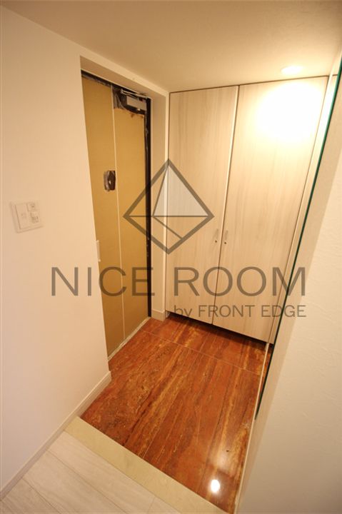 ORSUS新大阪(旧プレジオ新大阪ROUGE)の玄関