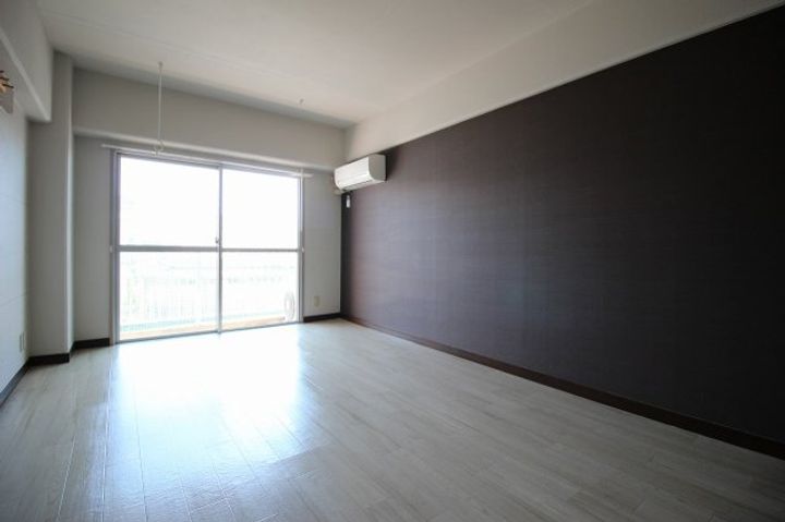 コーポレーション華の居間