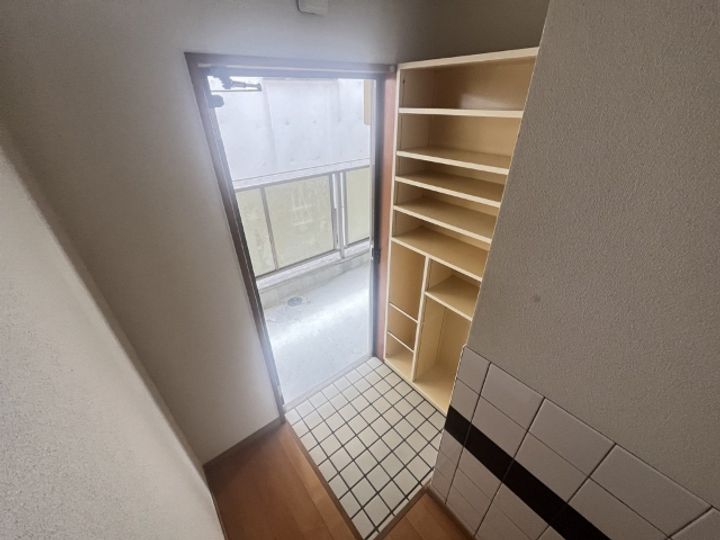 ロイヤル薊野の玄関